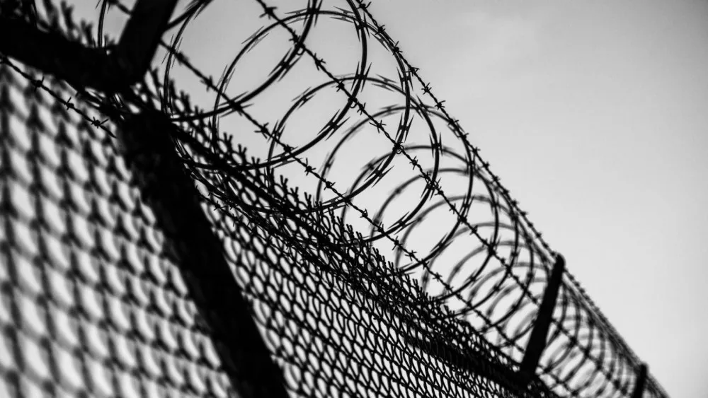 Огорожа з колючим дротом проти неба