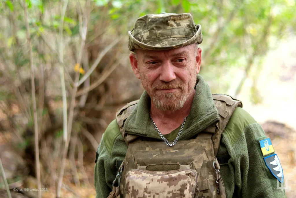 Український військовий у лісі в камуфляжі