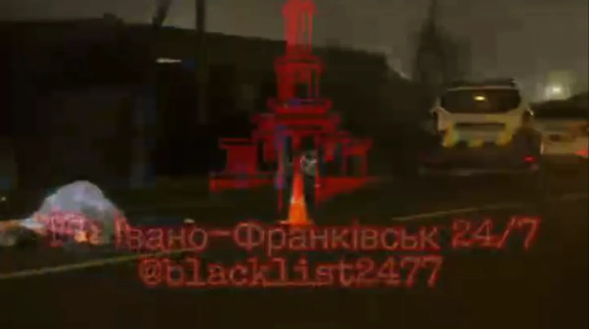 ДТП у нічному Івано-Франківську, поліція на місці