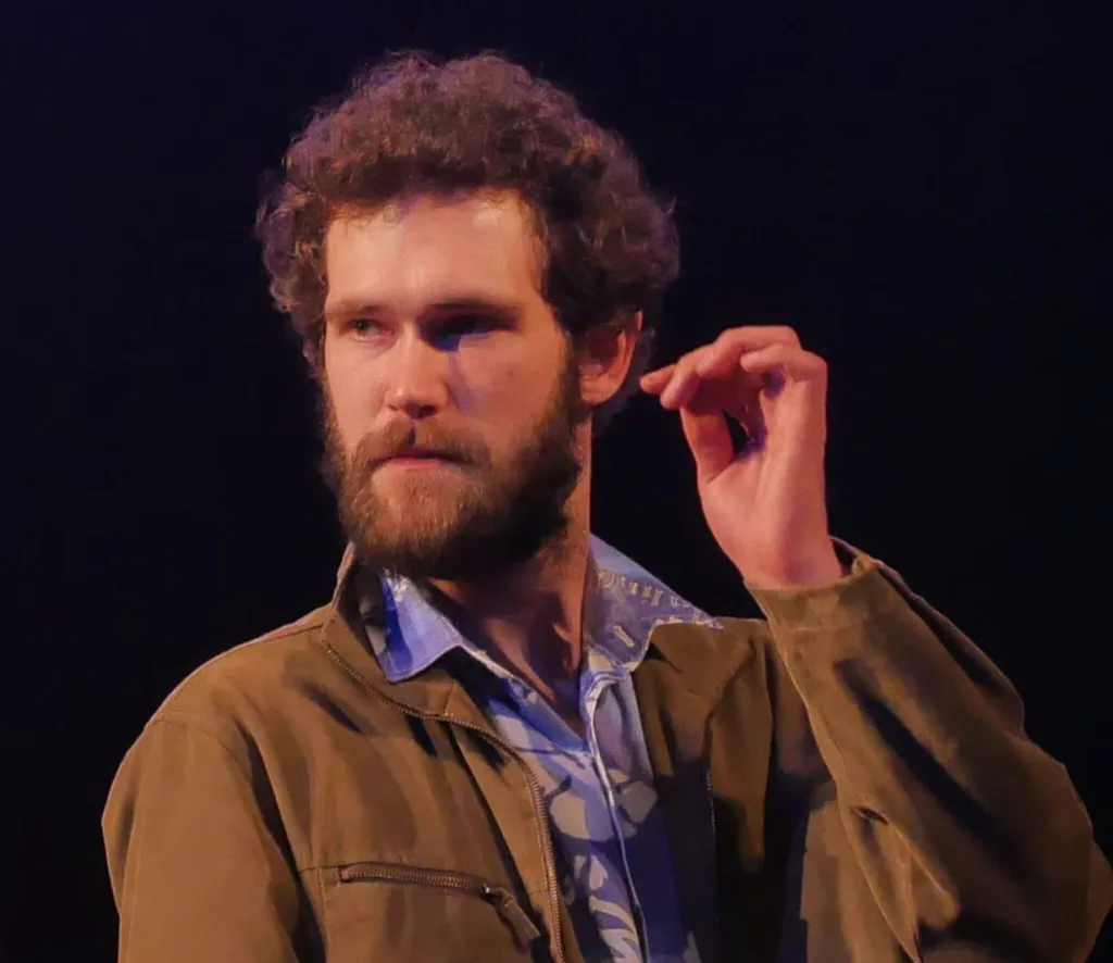 Чоловік з бородою на темному фоні