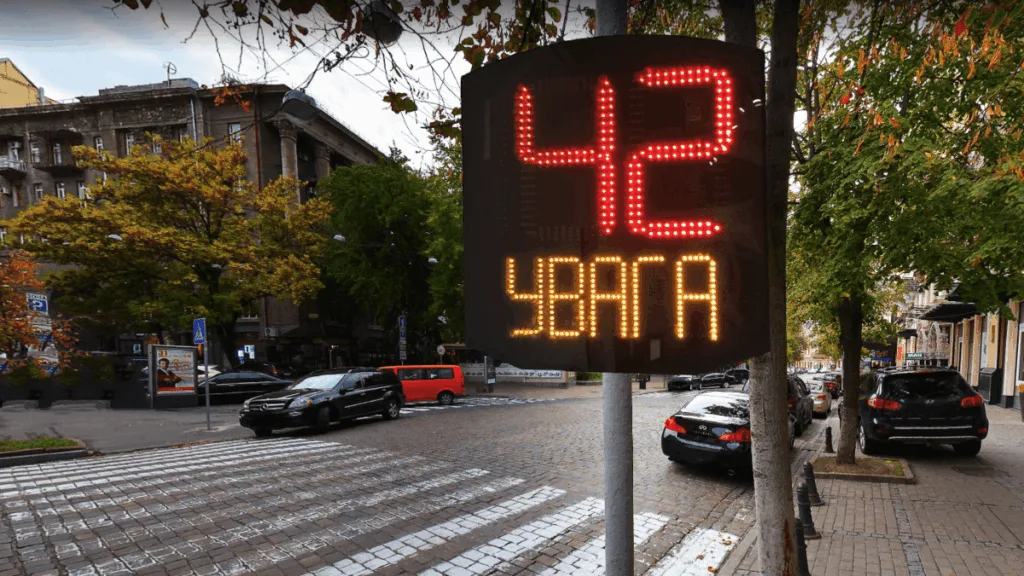 Електронний дорожній знак із попередженням у місті Києві