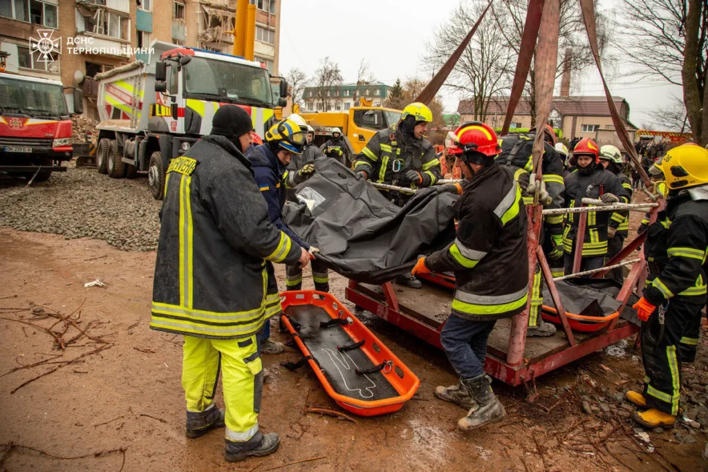 Рятувальники працюють на місці обвалу будинку