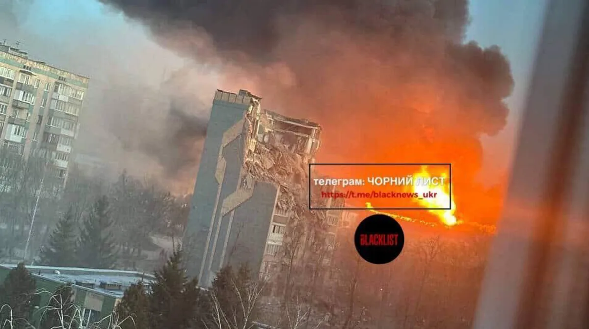 Палаюча багатоповерхівка після вибуху в місті