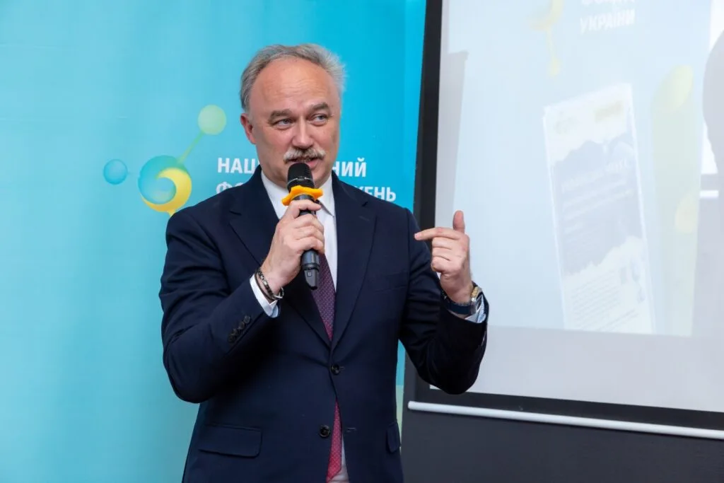 Чоловік виступає з мікрофоном на конференції