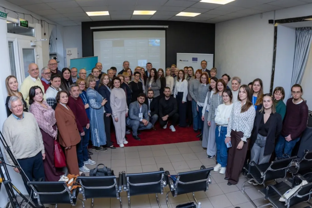 Групове фото учасників конференції у приміщенні