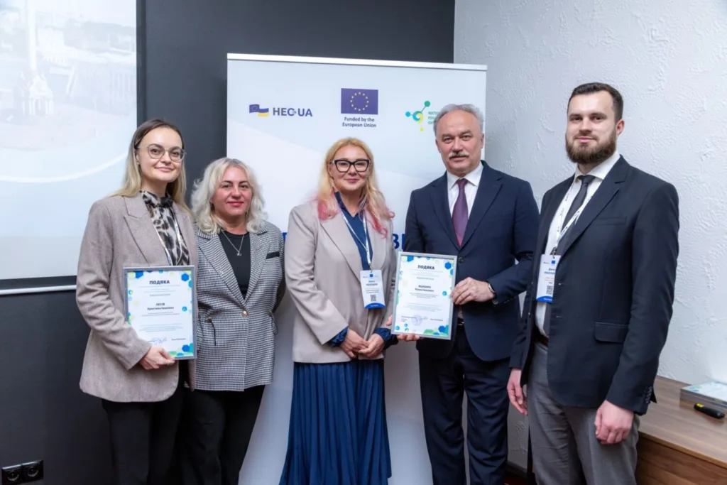 Вручення подяк під час освітнього заходу HЕQ-UA
