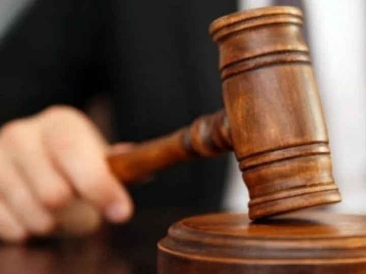 Суддівський молоток на столі