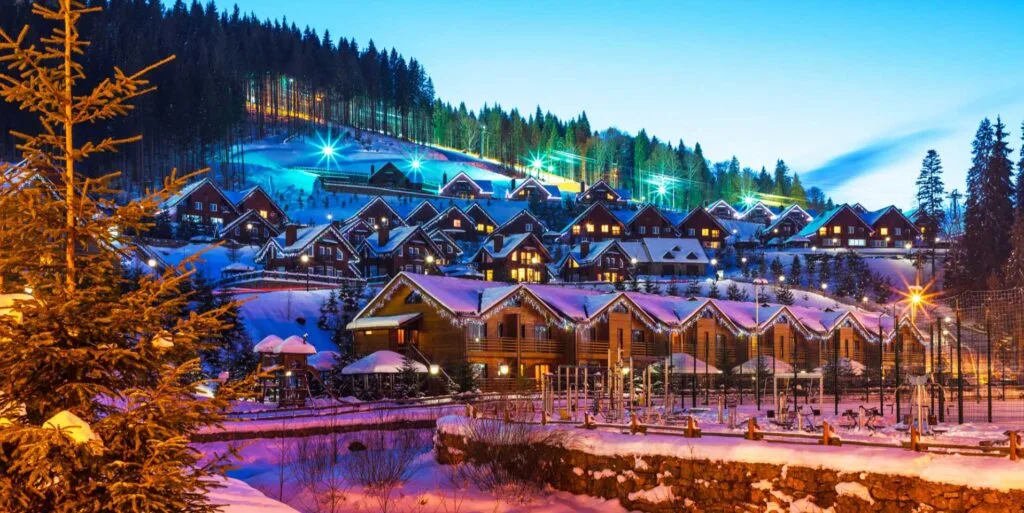 Зимовий гірськолижний курорт із засніженими будиночками