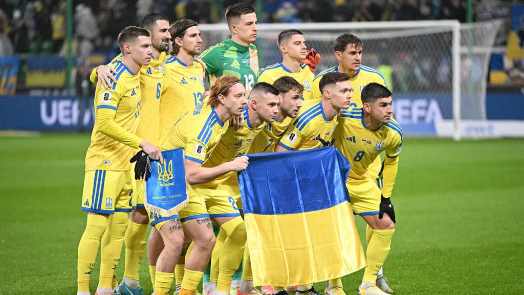 Футбольна збірна України тримає національний прапор