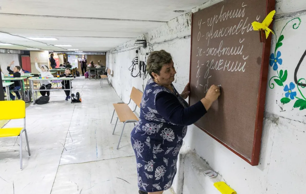 Вчителька проводить урок у підвалі школи