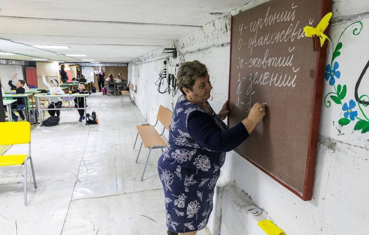 Вчителька проводить урок у підвалі школи