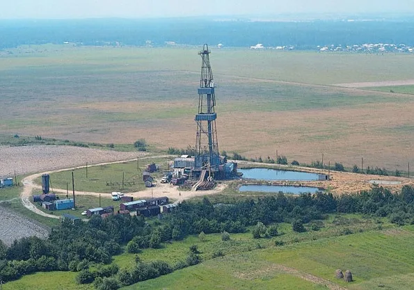 Бурова вежа на нафтовому родовищі