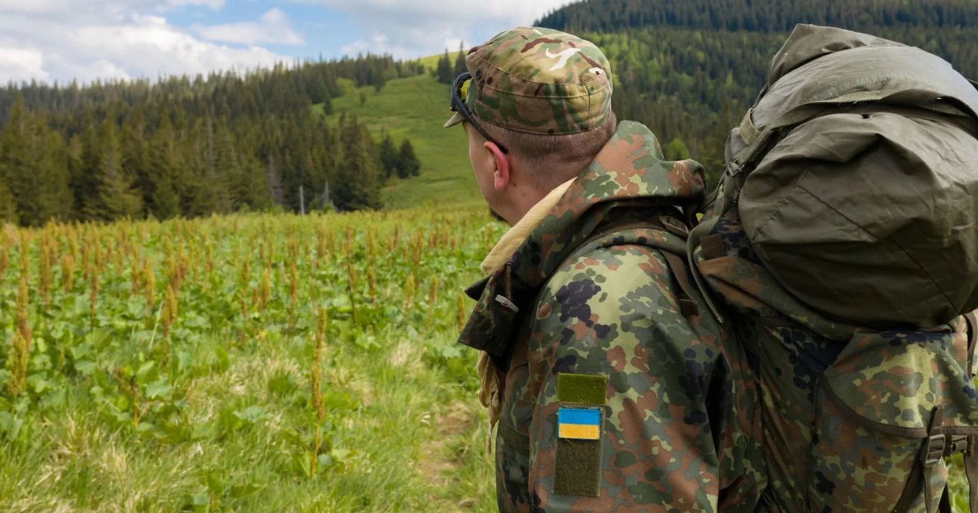 Український військовий у камуфляжі в горах