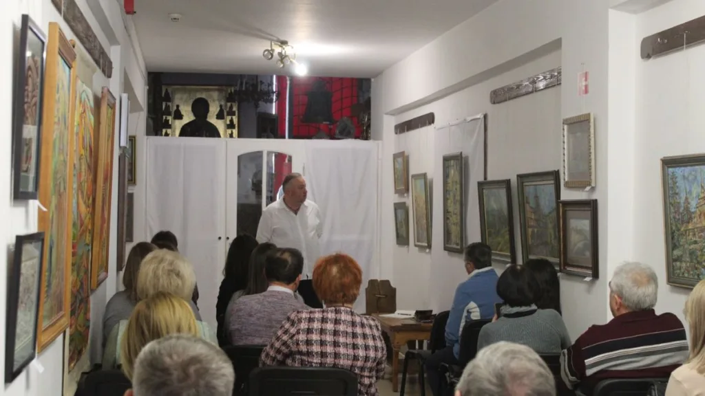 Лекція в картинній галереї з відвідувачами