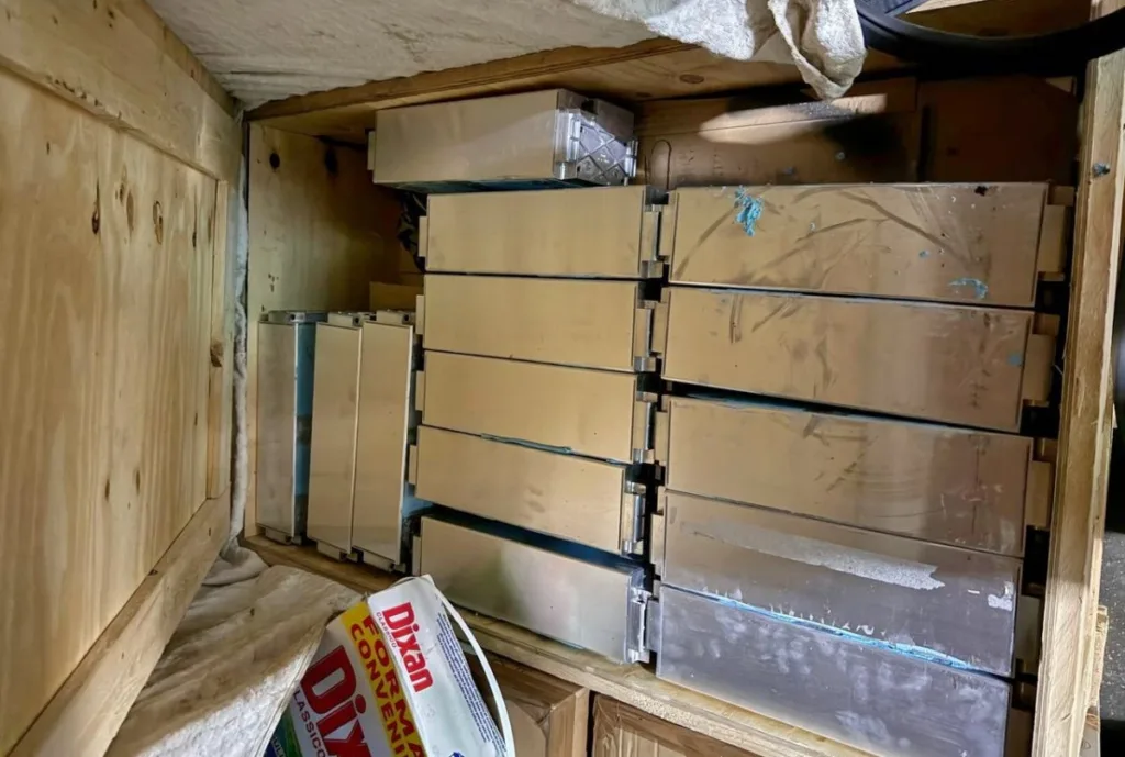 Металеві батарейні модулі зберігаються у дерев'яному ящику