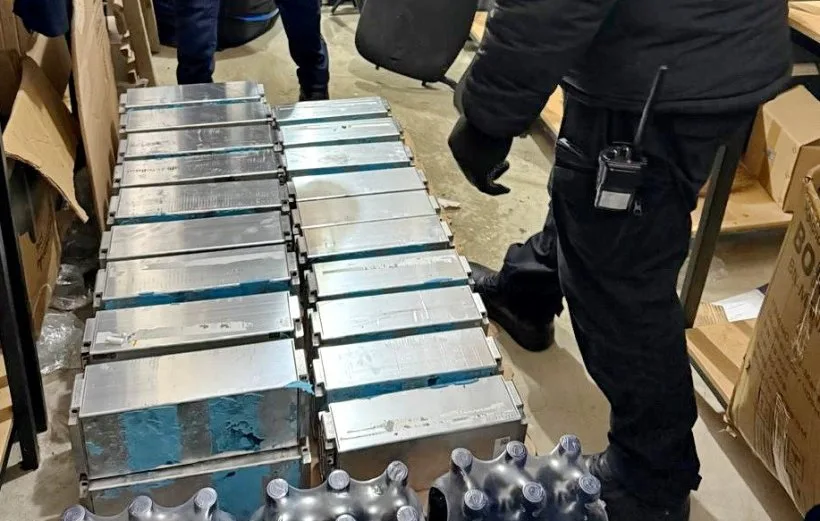 Поліцейські оглядають металеві контейнери на складі