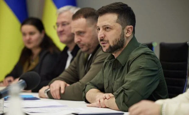 Люди на нараді в офісі перед мікрофоном