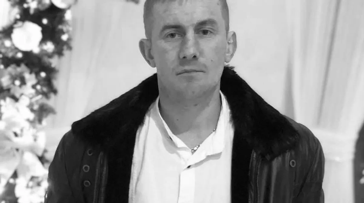 Чоловік у білому сорочці та темній куртці