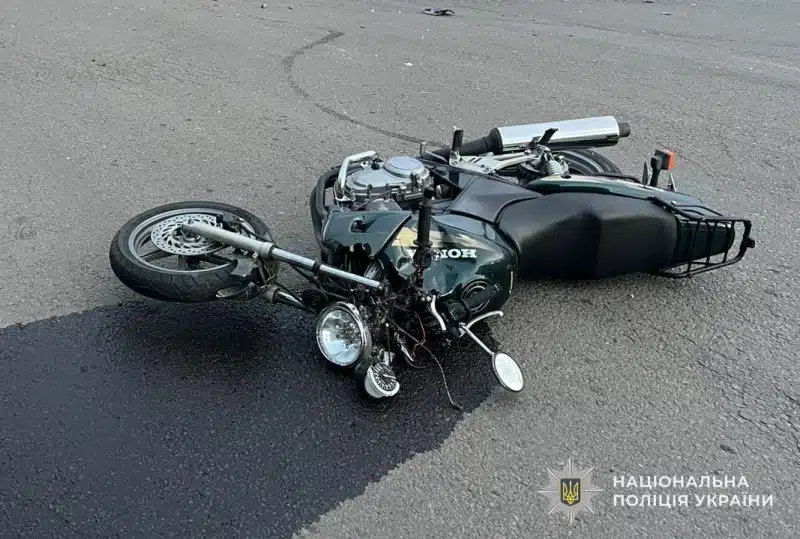 Пошкоджений мотоцикл лежить на дорозі після аварії