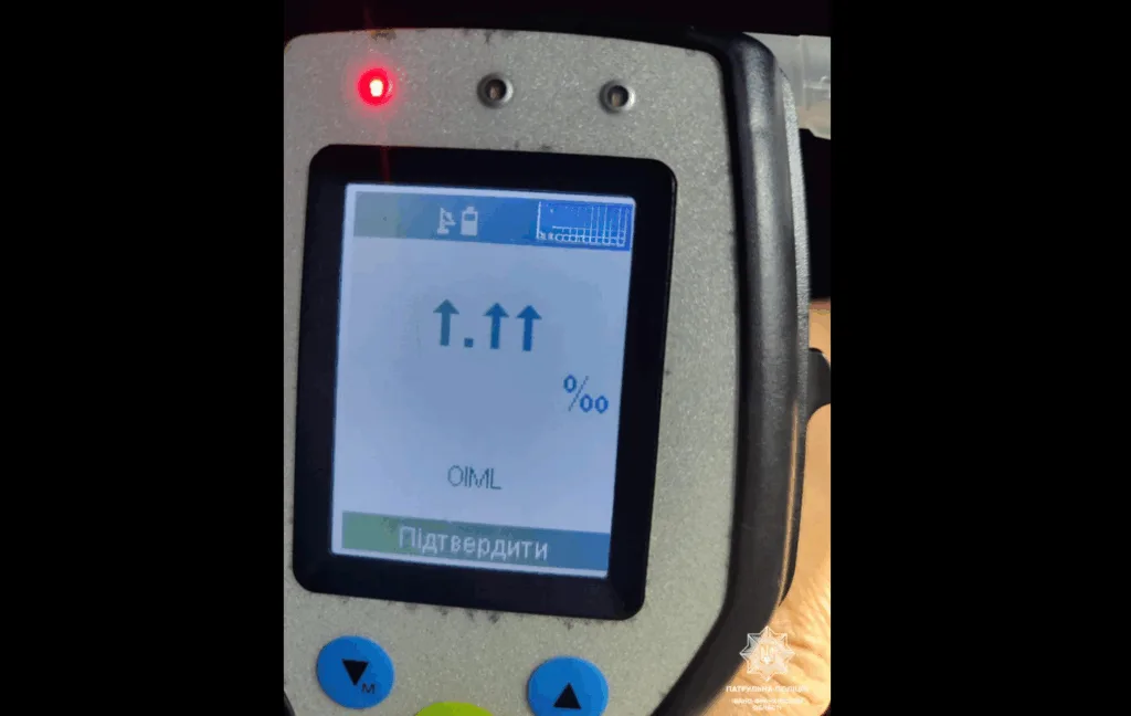 Алкотестер показує результат вимірювання алкоголю