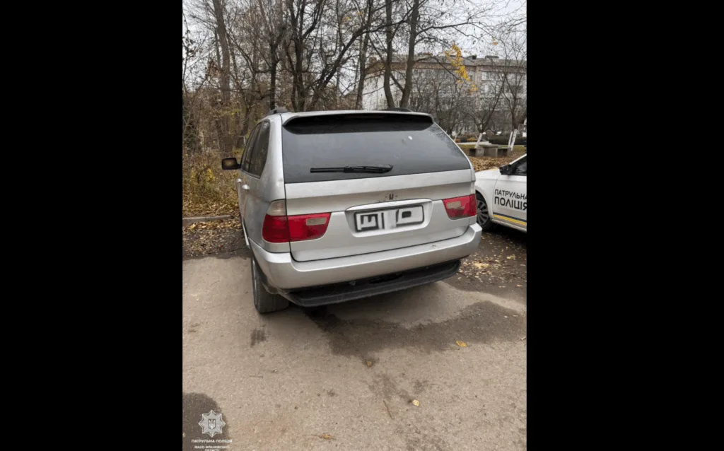 Сріблястий позашляховик із заміненими номерними знаками