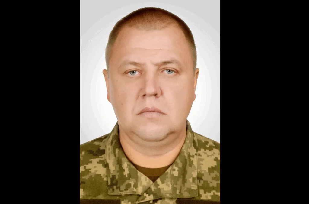 Український військовослужбовець у камуфляжі