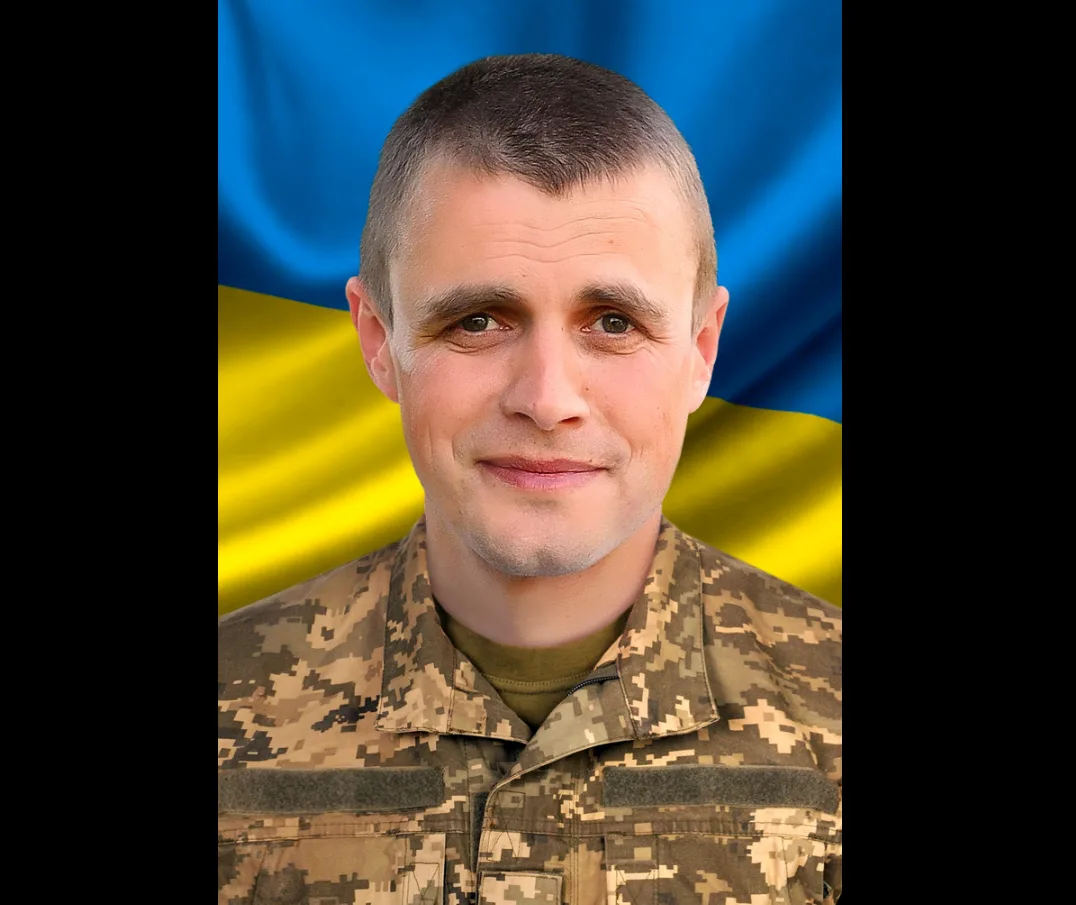 Український військовий на фоні прапора України