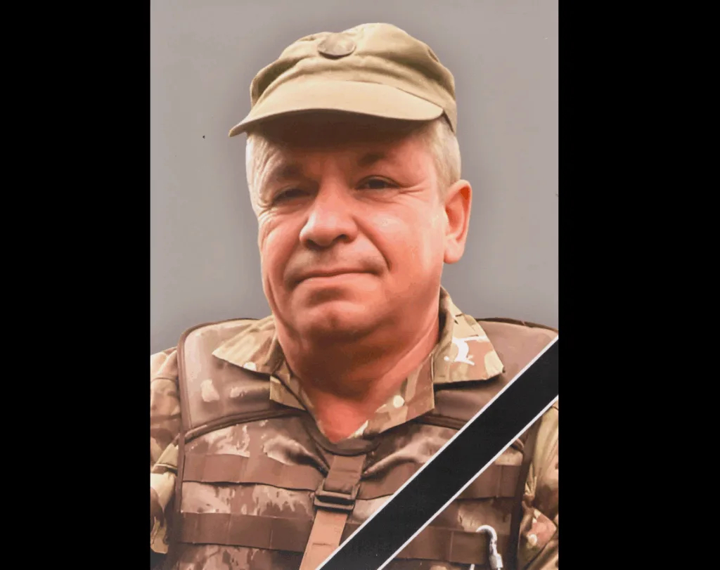 Український військовий у камуфляжній формі