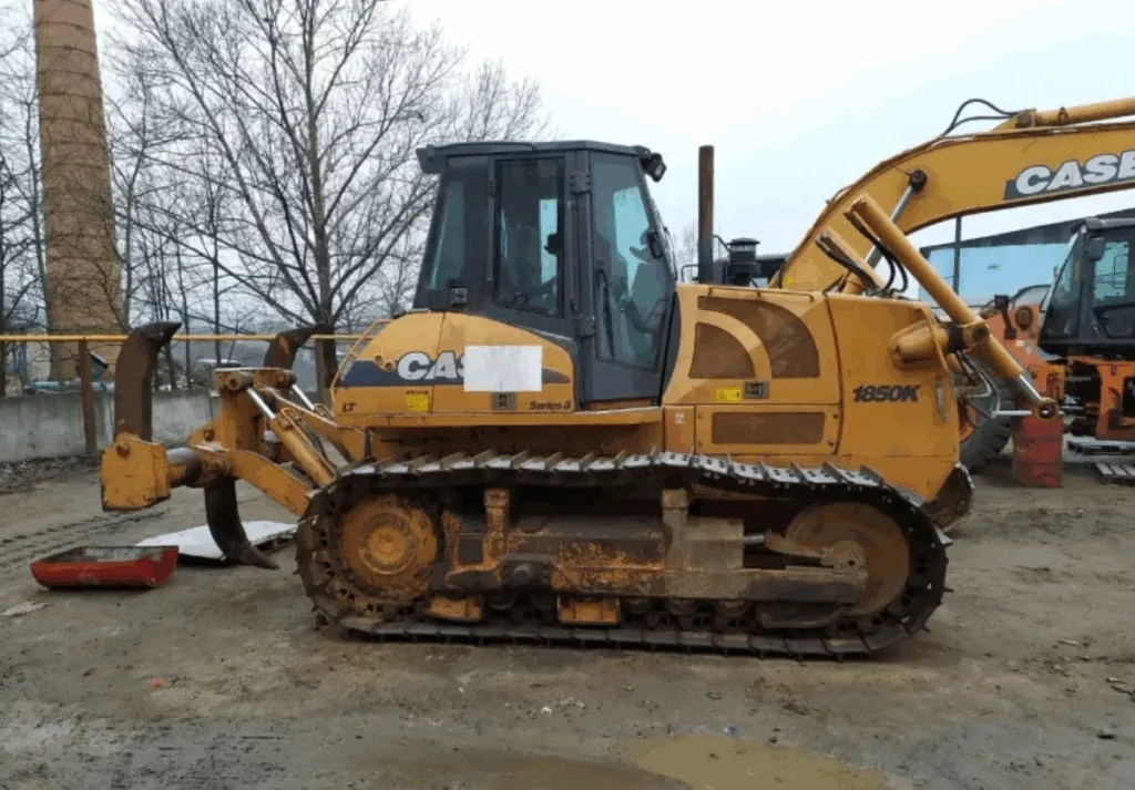 Жовтий бульдозер CASE на будівельному майданчику