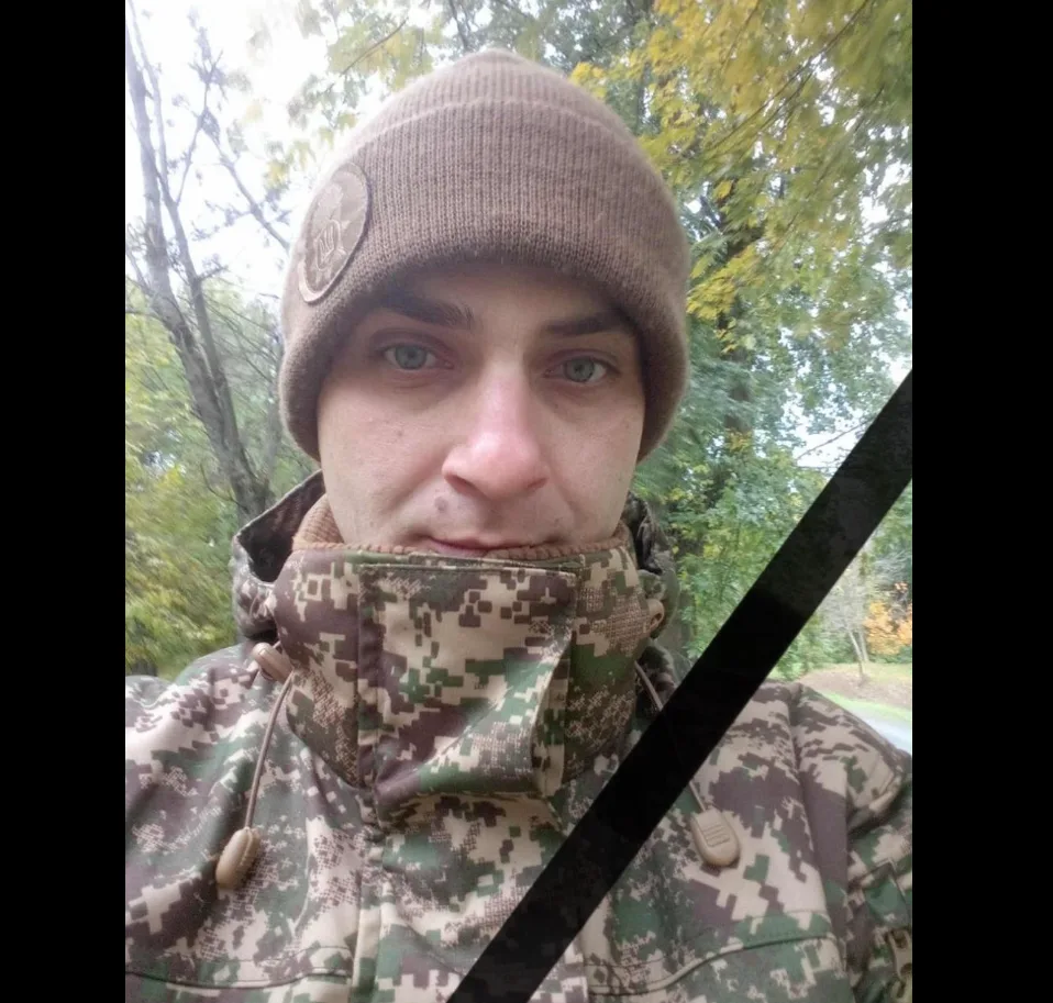 Чоловік у камуфляжі та шапці серед дерев