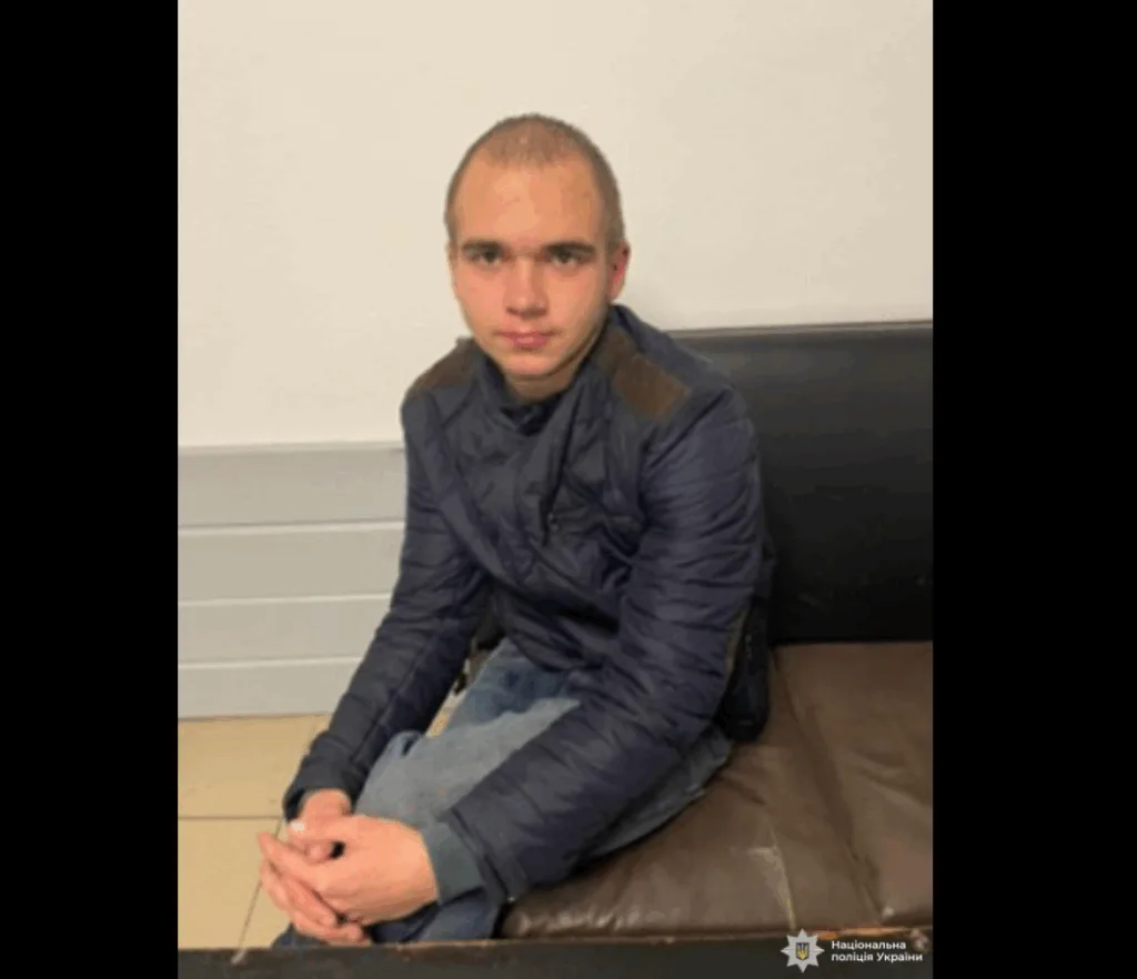 Молодий чоловік сидить на лавці у приміщенні