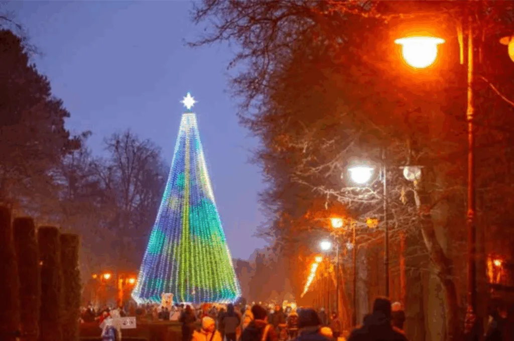 Новорічна ялинка з вогнями у міському парку