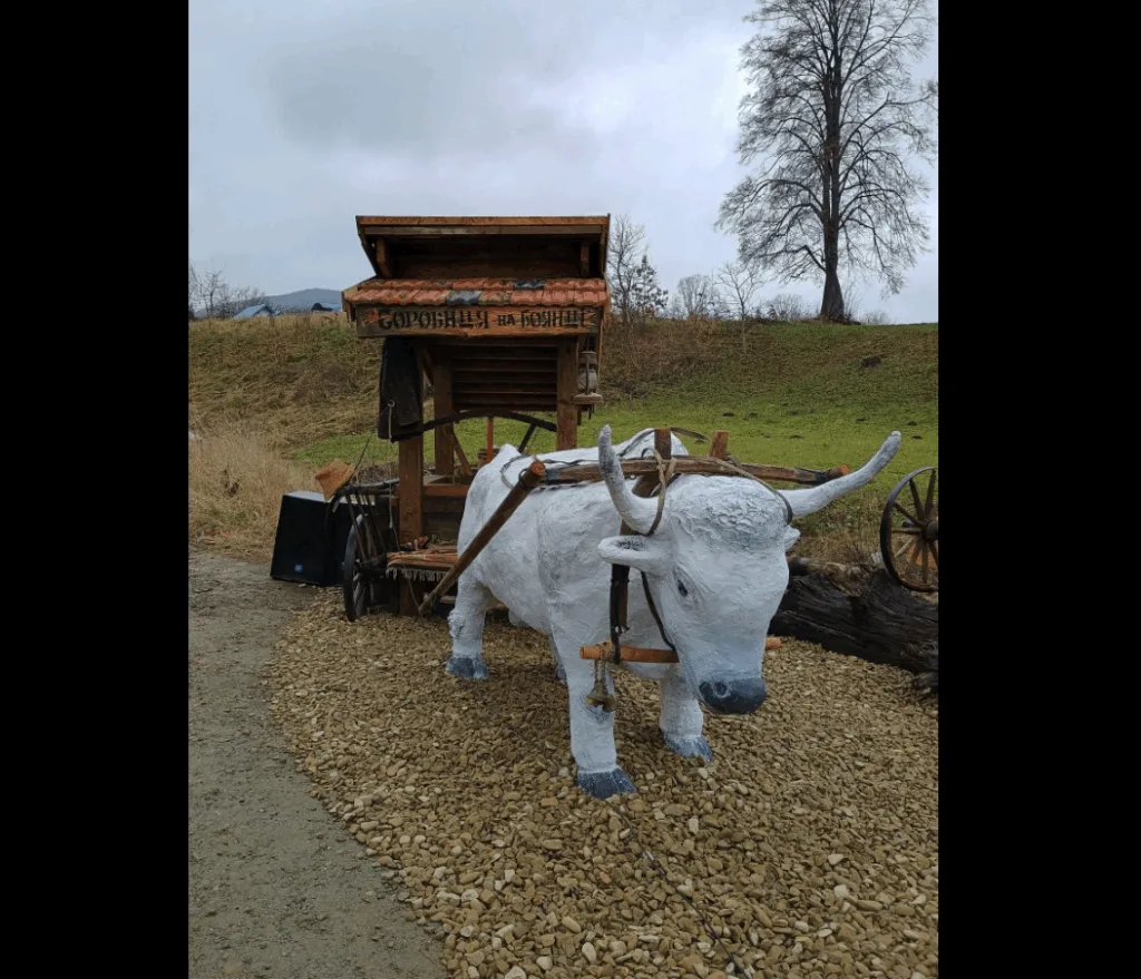 Скульптура вола з возом у Карпатах