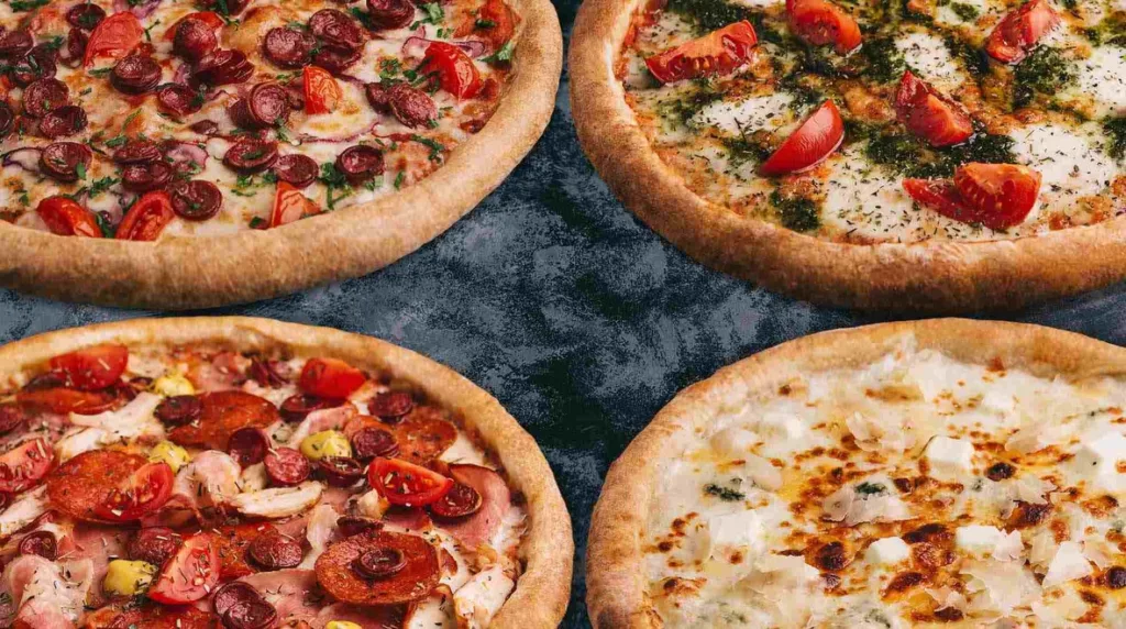 Асорті смачних свіжоспечених піц із сиром і овочами
