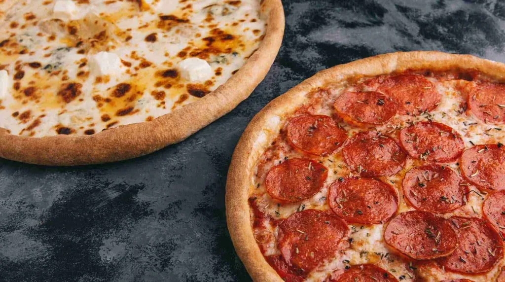 Дві смачні піци з сиром і пепероні