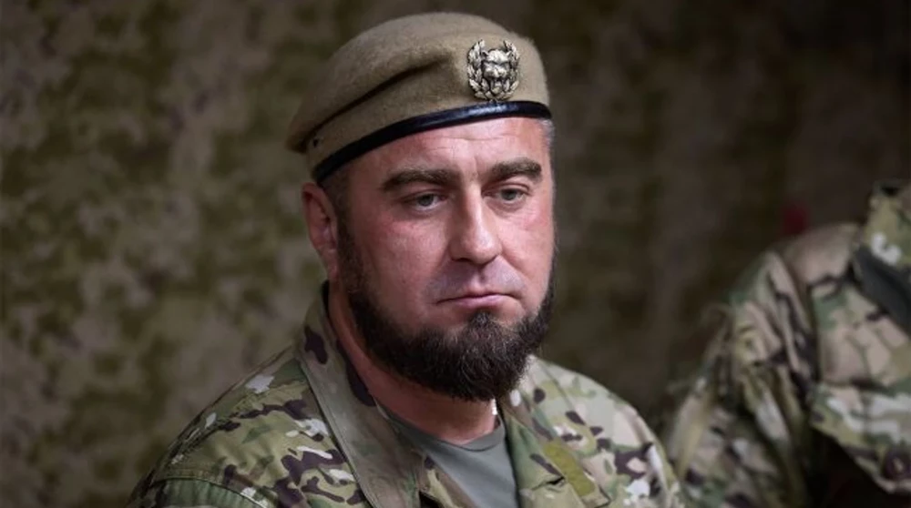 Військовий у камуфляжі та береті