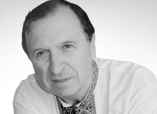 Чоловік у вишиванці на білому тлі