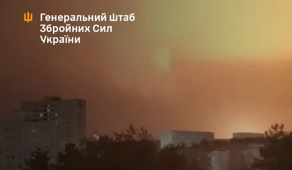 Нічне небо над містом під час вибуху