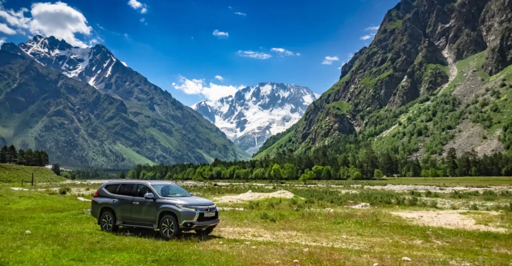 Позашляховик у мальовничих гірських краєвидах