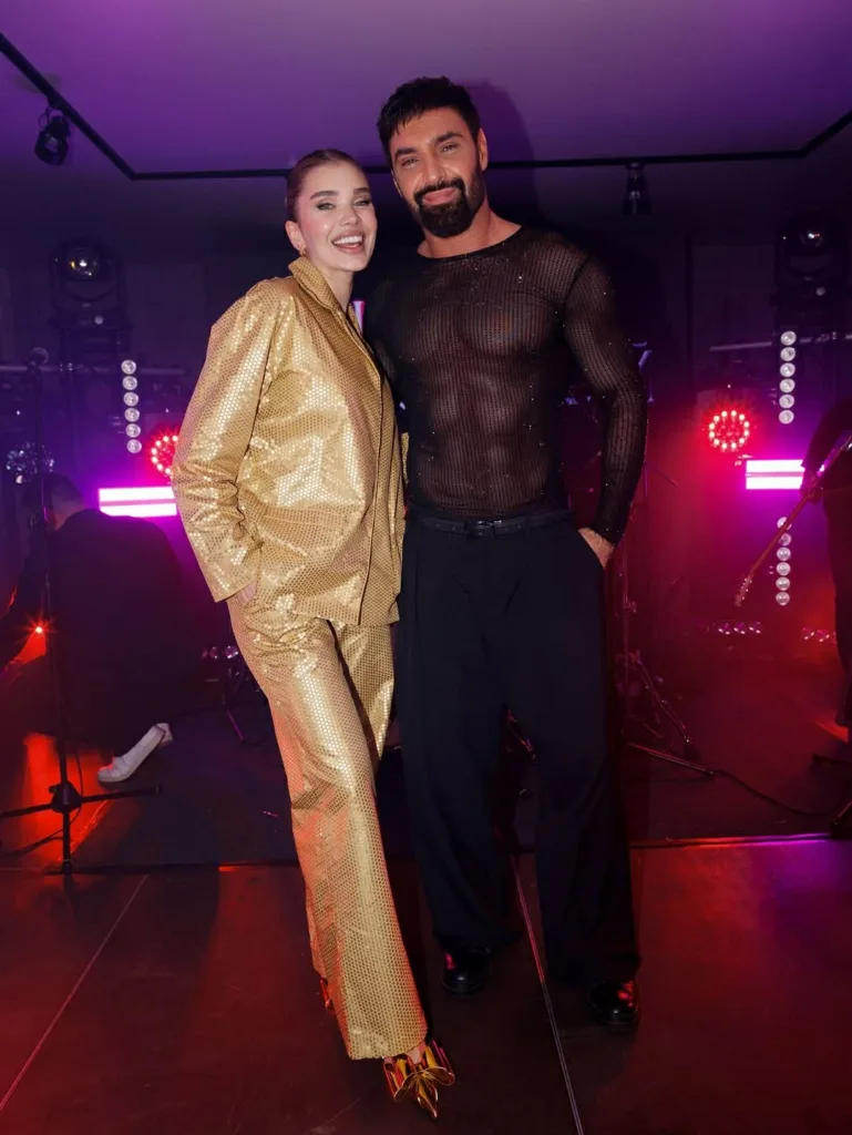 Двоє людей позують на вечірці з неоновим світлом