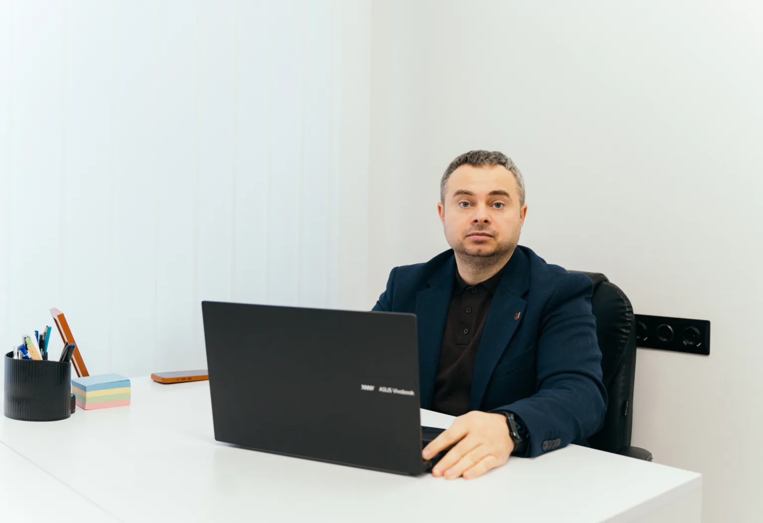 Чоловік працює за ноутбуком в офісі