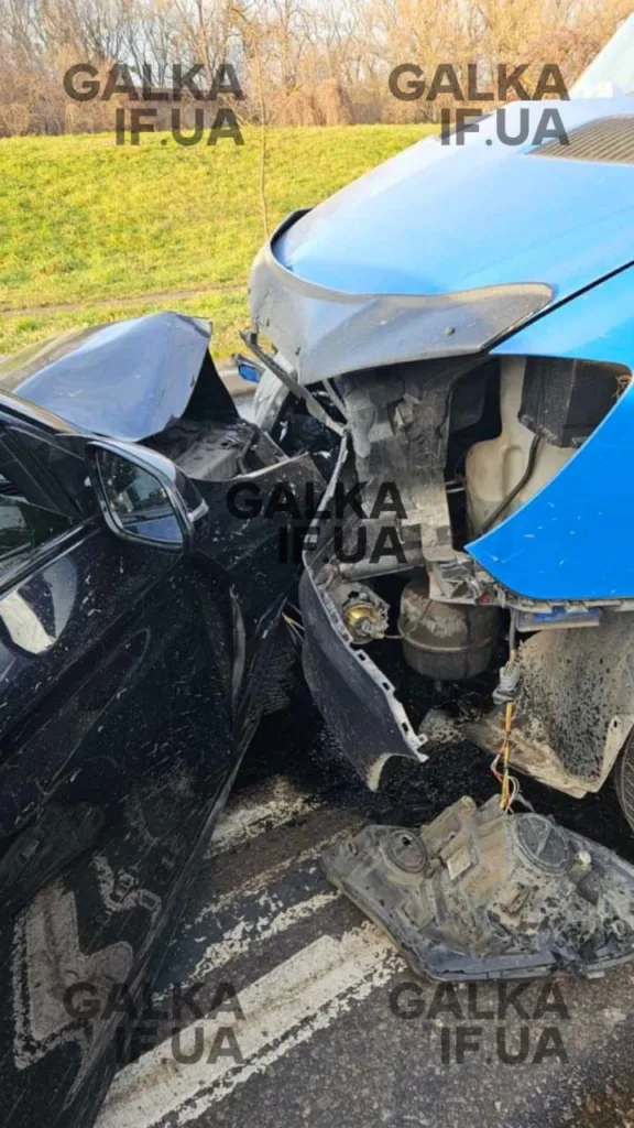 Дорожня аварія між чорним і синім автомобілями