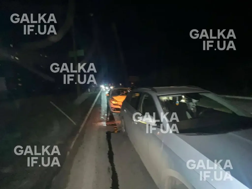 Нічна автомобільна аварія на дорозі