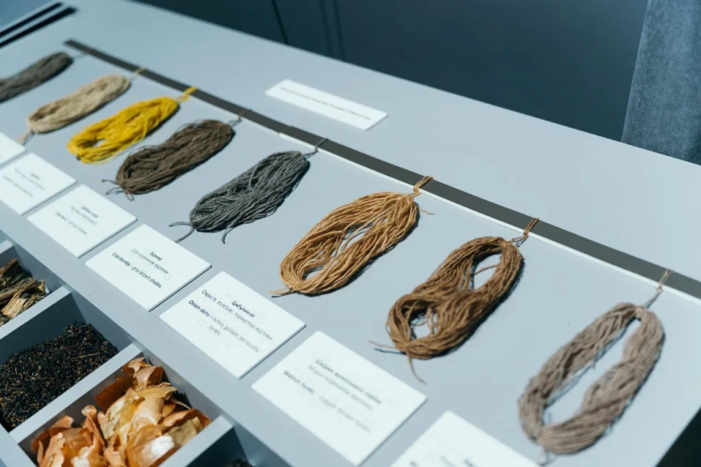 Зразки натуральної пряжі різних кольорів на виставці
