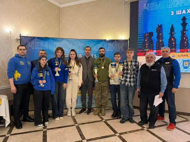 Переможці чемпіонату України з шахів з трофеями