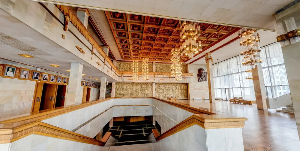 Великий хол театру з люстрами та мармуром