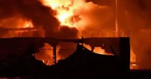 Пожежа в будівлі вночі