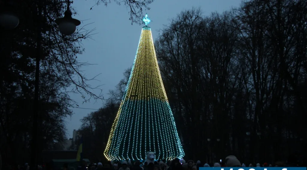 Новорічна ялинка з жовто-синім підсвічуванням у парку