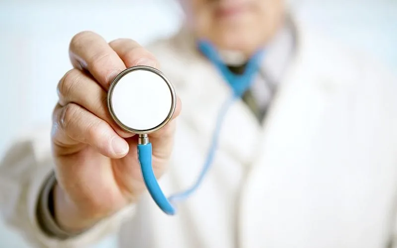 Лікар тримає стетоскоп для обстеження пацієнта