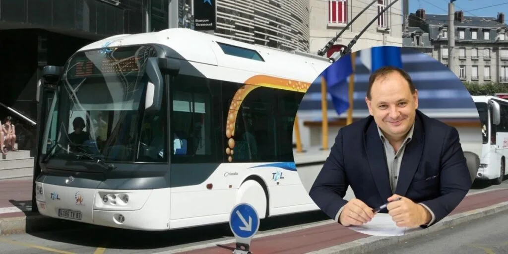 Електробус на вулиці та усміхнений чоловік